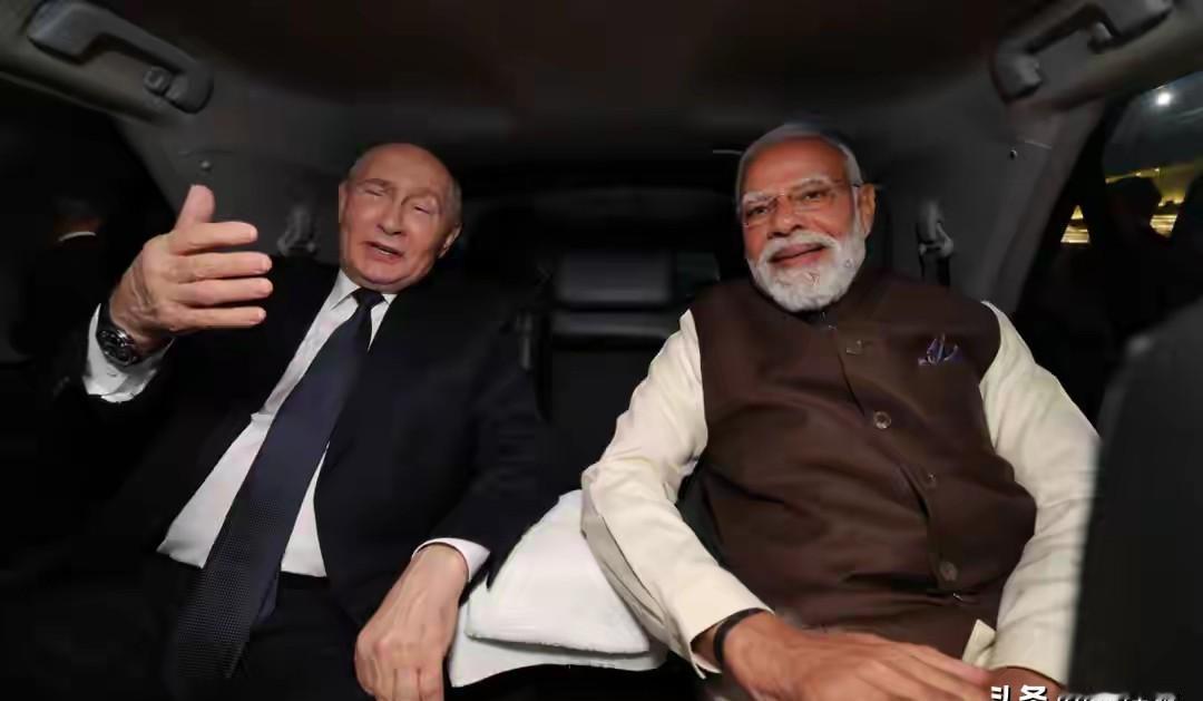 普京喝茶谈军火，马克龙晨跑签合同，中俄印法在搞什么大动作？
最近国际政坛挺有意思