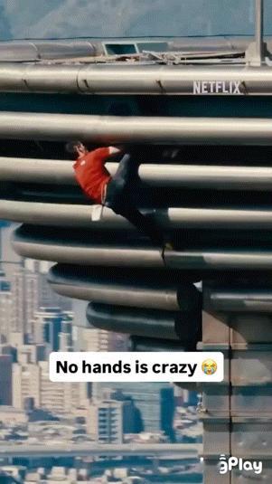 霍诺德登顶台北101，没人悬空挂顶，镜头里全是脚踏实地。
网上疯传的“双腿吊在5