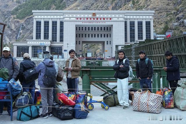 12天的搜救，投入巨大的人力物力，虽然只
成功救出2人，却是“人民至上，生命至上