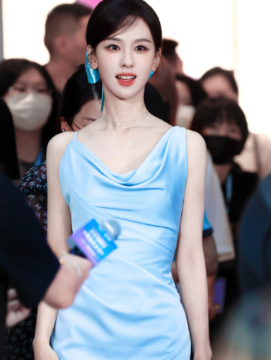 1.李小冉的性取向是异性恋，她和各类姐姐的亲密互动其实都是为了炒作。她和丈夫的婚
