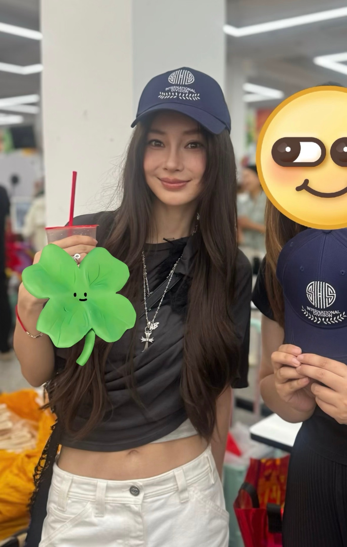 参加学校义卖活动的Angelababy 