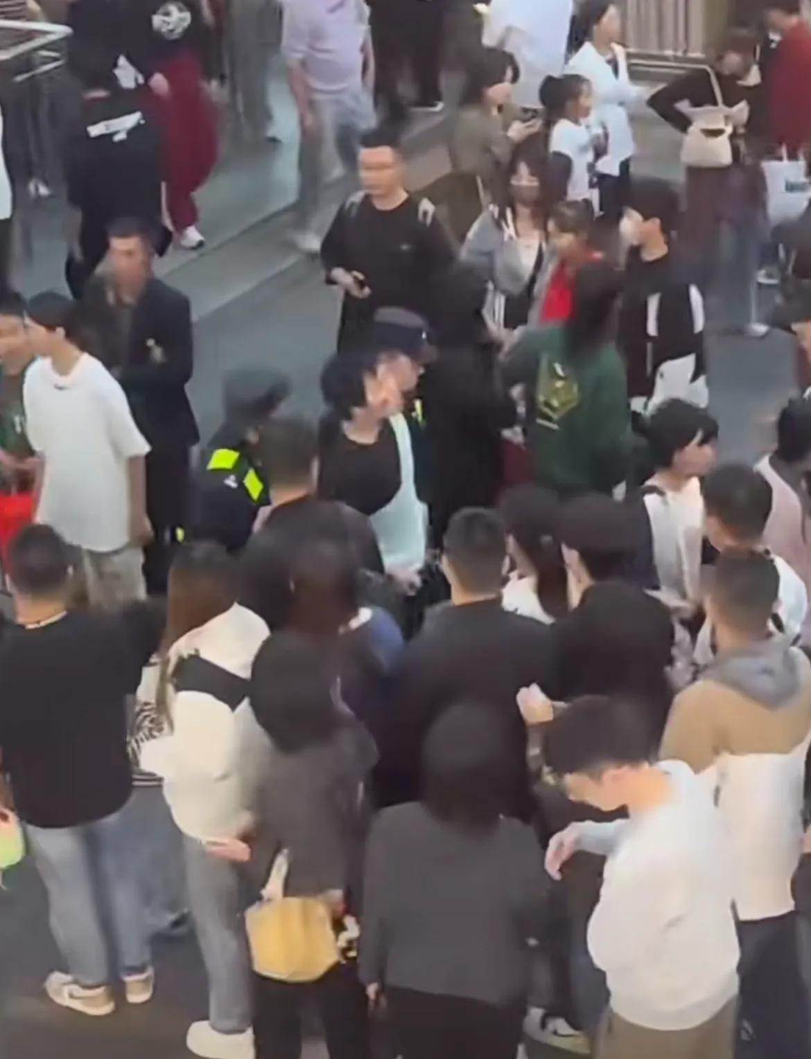 10月5日西安，男子爬到地铁出入口玻璃雨棚上热舞，引众人围观，最后被警察带走，网