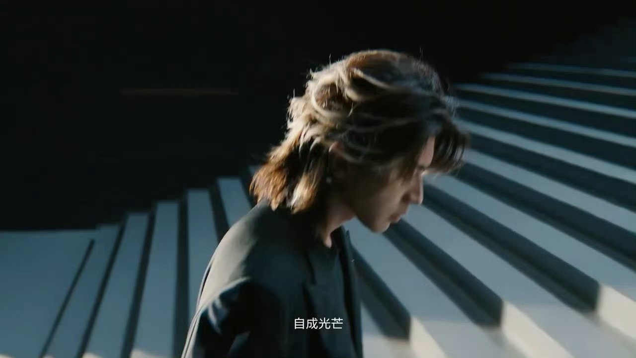蔡徐坤起亚品牌代言人cxk蔡徐坤的满配新搭档执掌舞台节拍，驾驭前行锋芒；刚柔交织