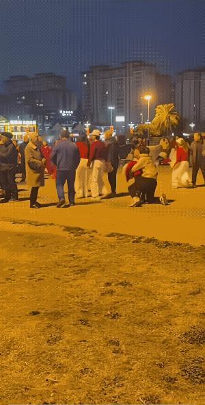 它的主人应该在现场控制事态的发生吧！
大狗没有拴绳，估计就是有绳，它“作”起来，