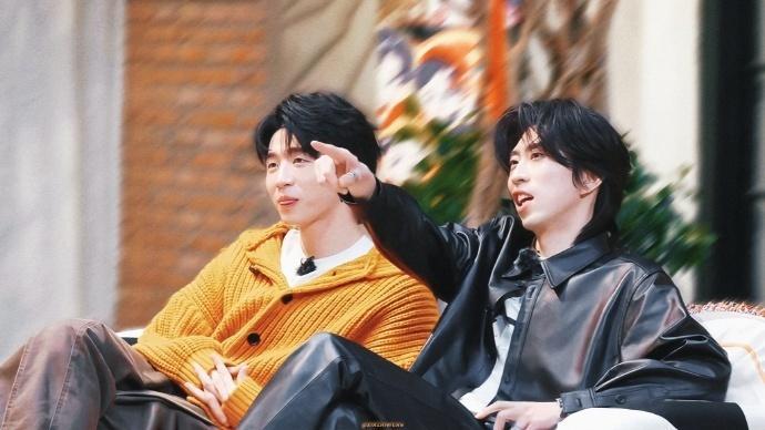 娱乐摇汞青年双人舞台蒋易孙天宇双人舞台唱的还是我们孙天宇的超长歌名歌曲，请继续摇