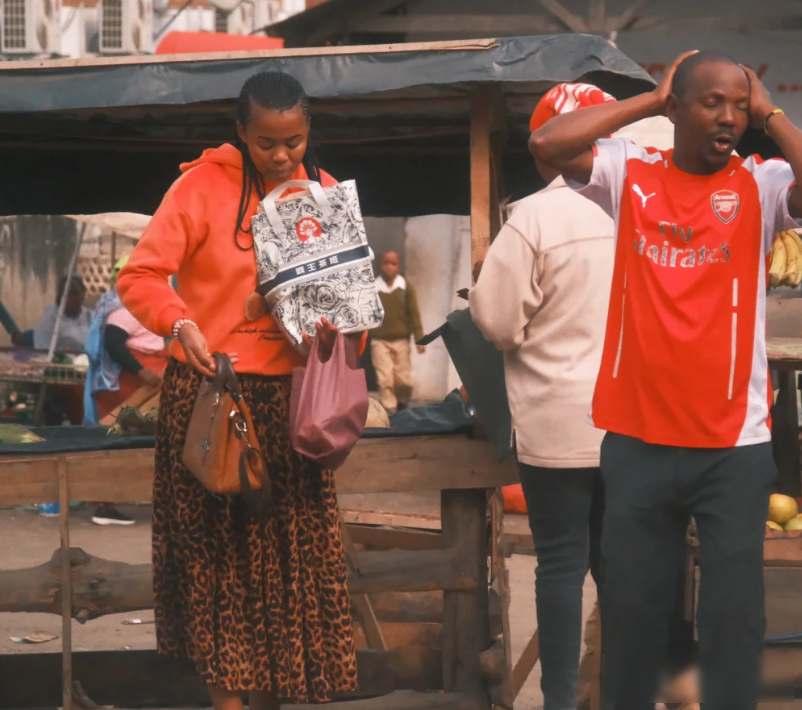 非洲街头飘着中国外卖袋，当地人没喝过却当宝，这生意咋火起来的？

你在街上见过那