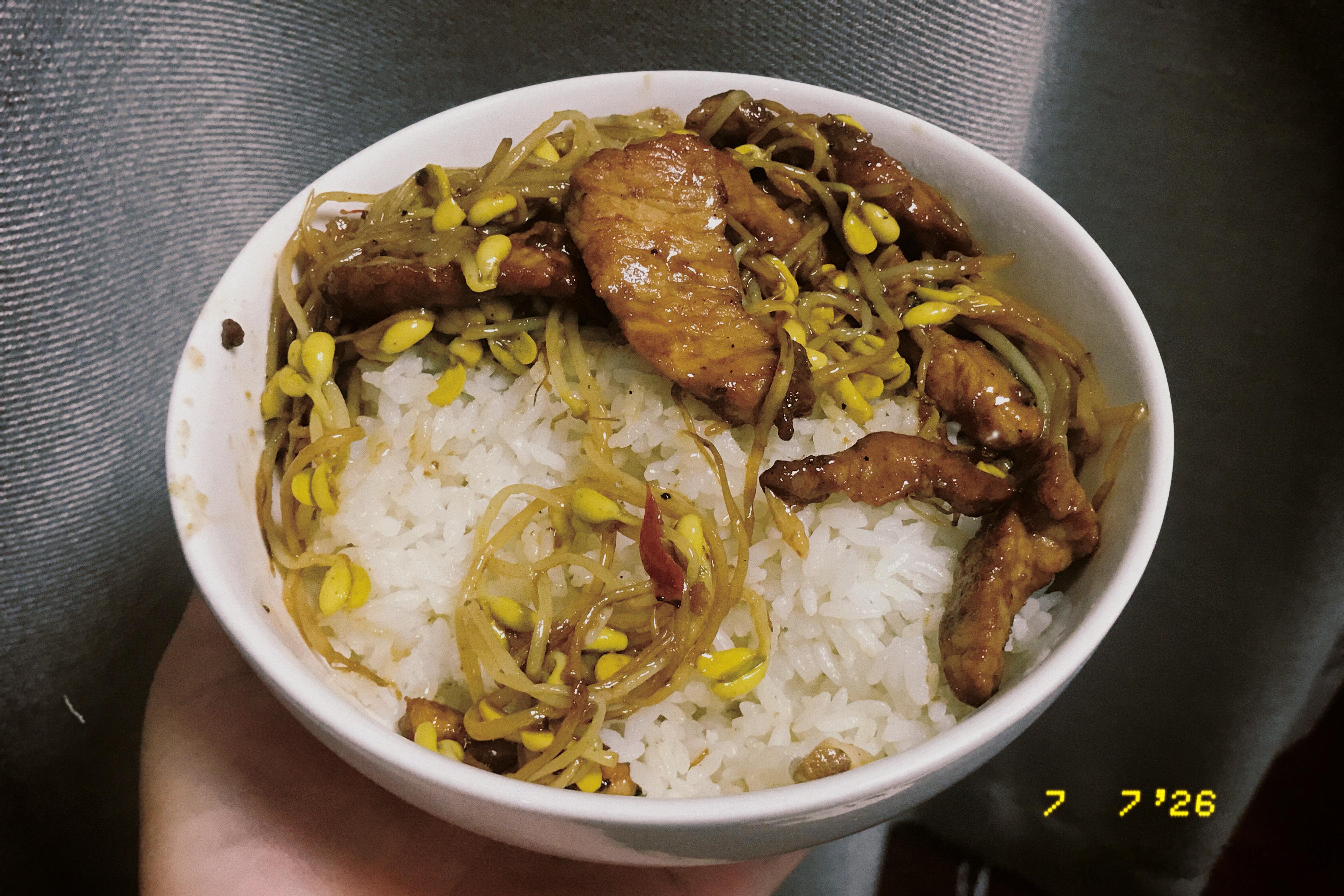 感动哭了，吃上了两个儿子做的晚饭，热气腾腾的，心里也暖暖的，味道还真不错~给生活