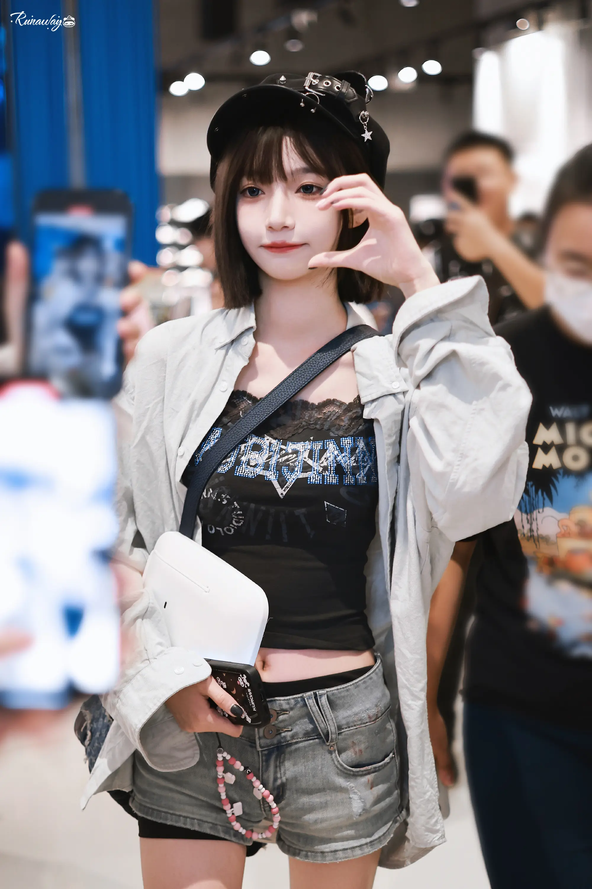张润 带了黑色帽子