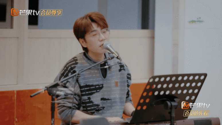 王铮亮路过人间神仙开嗓 开口跪系列！王铮亮的声音自带温暖buff，唱这首歌直接戳