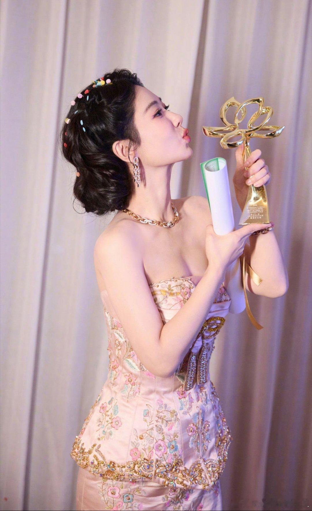 杨紫本名杨紫杨紫获白玉兰视后，父亲回应改名争议。杨紫刚拿下第31届白玉兰最佳女主