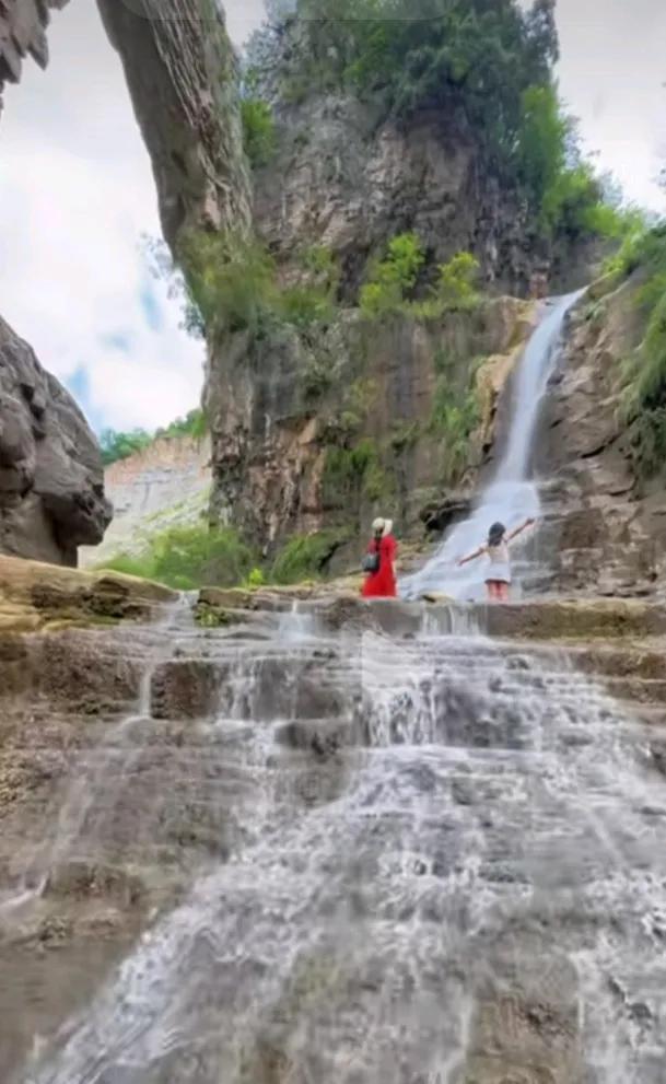 上联：石门瀑布蓬莱景；
下联：？？？