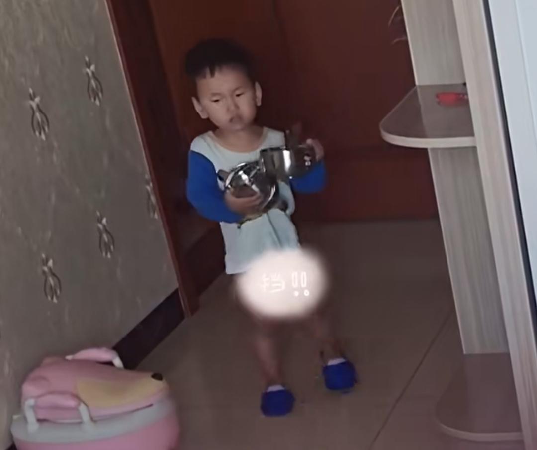 暖心监控画面：两岁幼崽悄悄心疼生病妈妈。清晨七点，妈妈因感冒、经期腹痛浑身难受，
