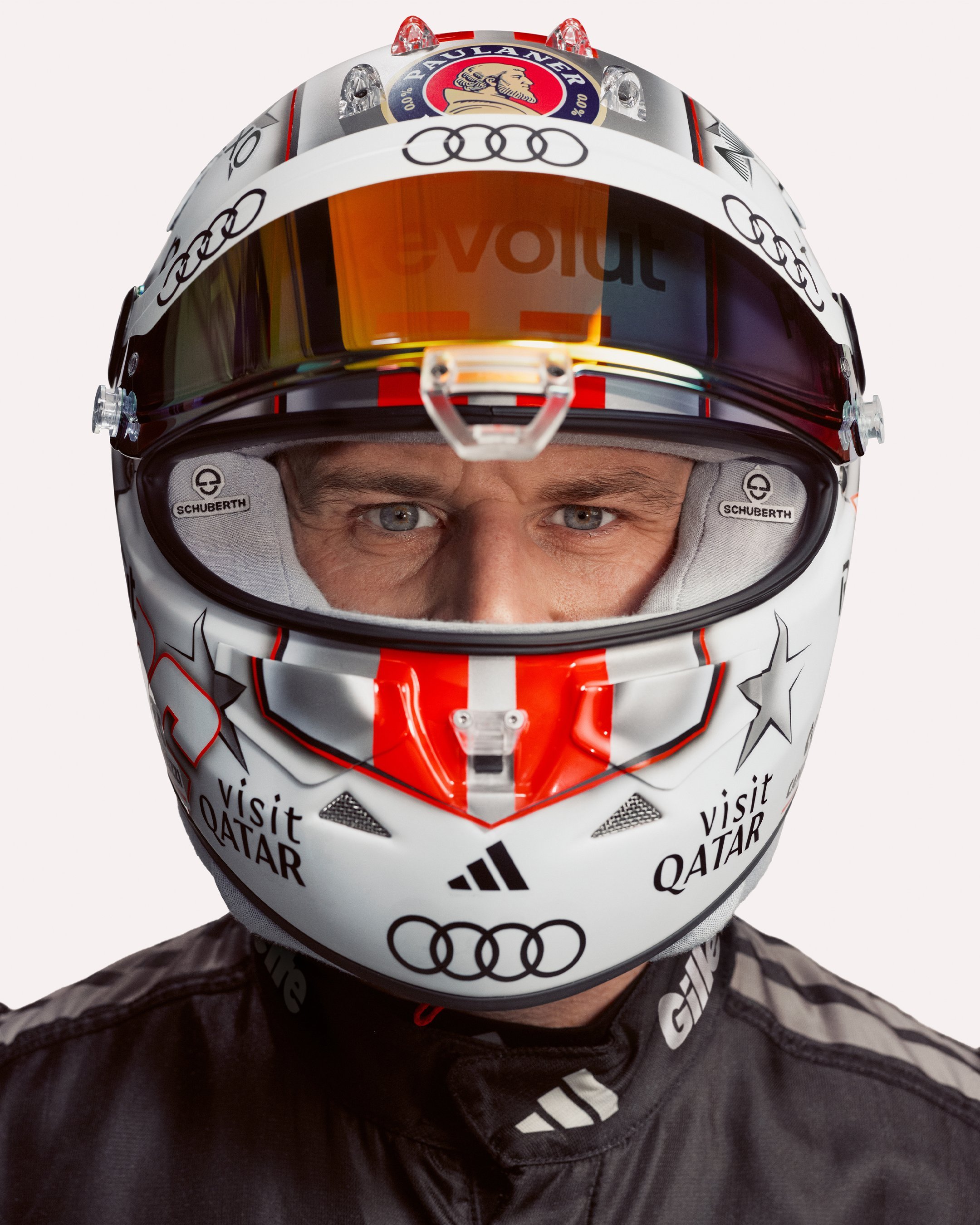 奥迪R26 F1赛车涂装和赛车服非常惊艳，铝银色和奥迪运动涂装的经典配色。让我们