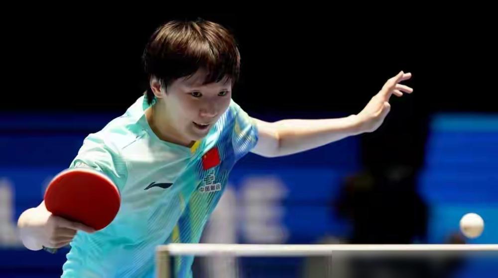 第五局10比7手握三个局点却连丢五分，王曼昱死死盯着球台。就在你以为她要拿下天王