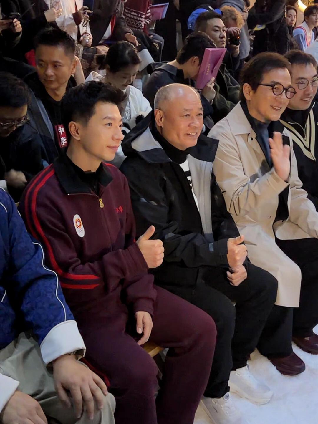 马龙和成龙是李宁活动的左膀右臂，俩龙太风光了，真的秀出人气！
马龙的鼻子挺拔有型