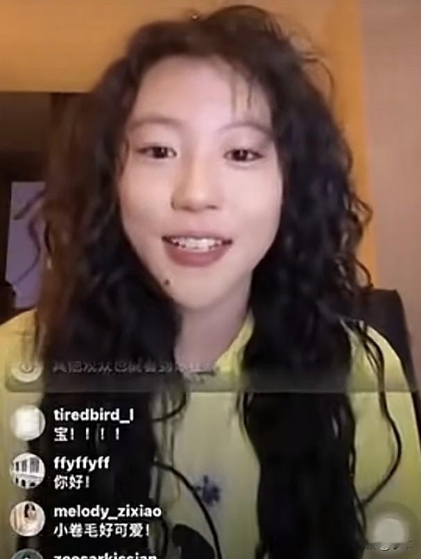 这是窦靖童吗？
不敢想象留了长发……
这样看起来还挺漂亮的
我感觉比短发好看多了