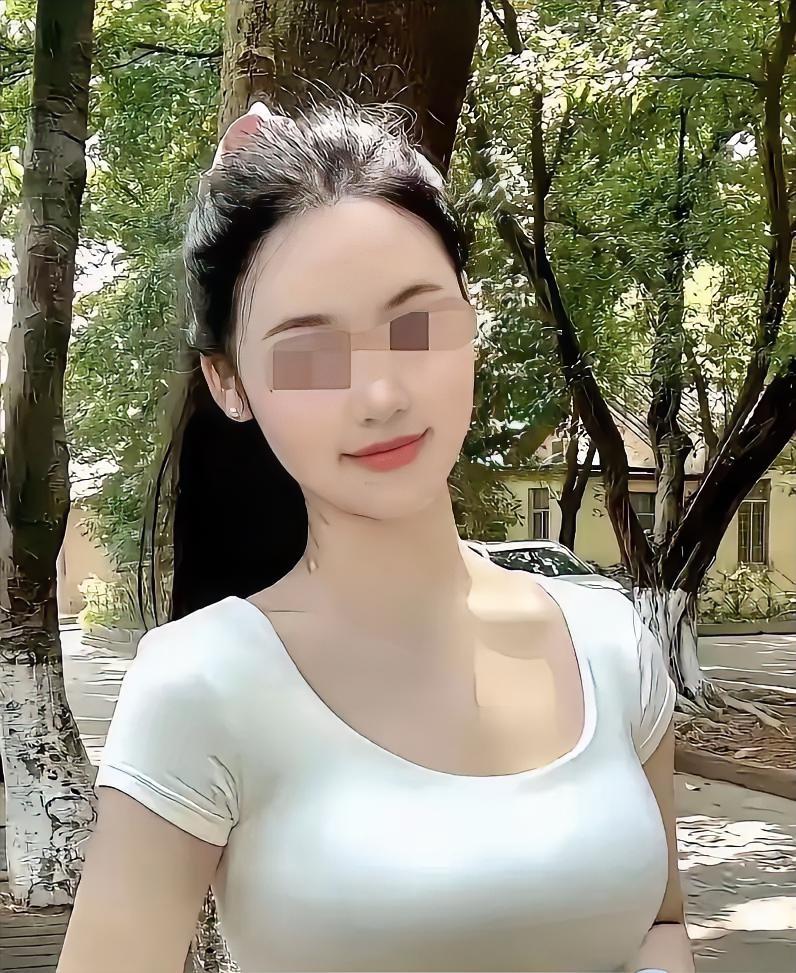 湖南那位98年的中专女老师的事儿，
​真是让人五味杂陈。
​挺好一个姑娘，职业也