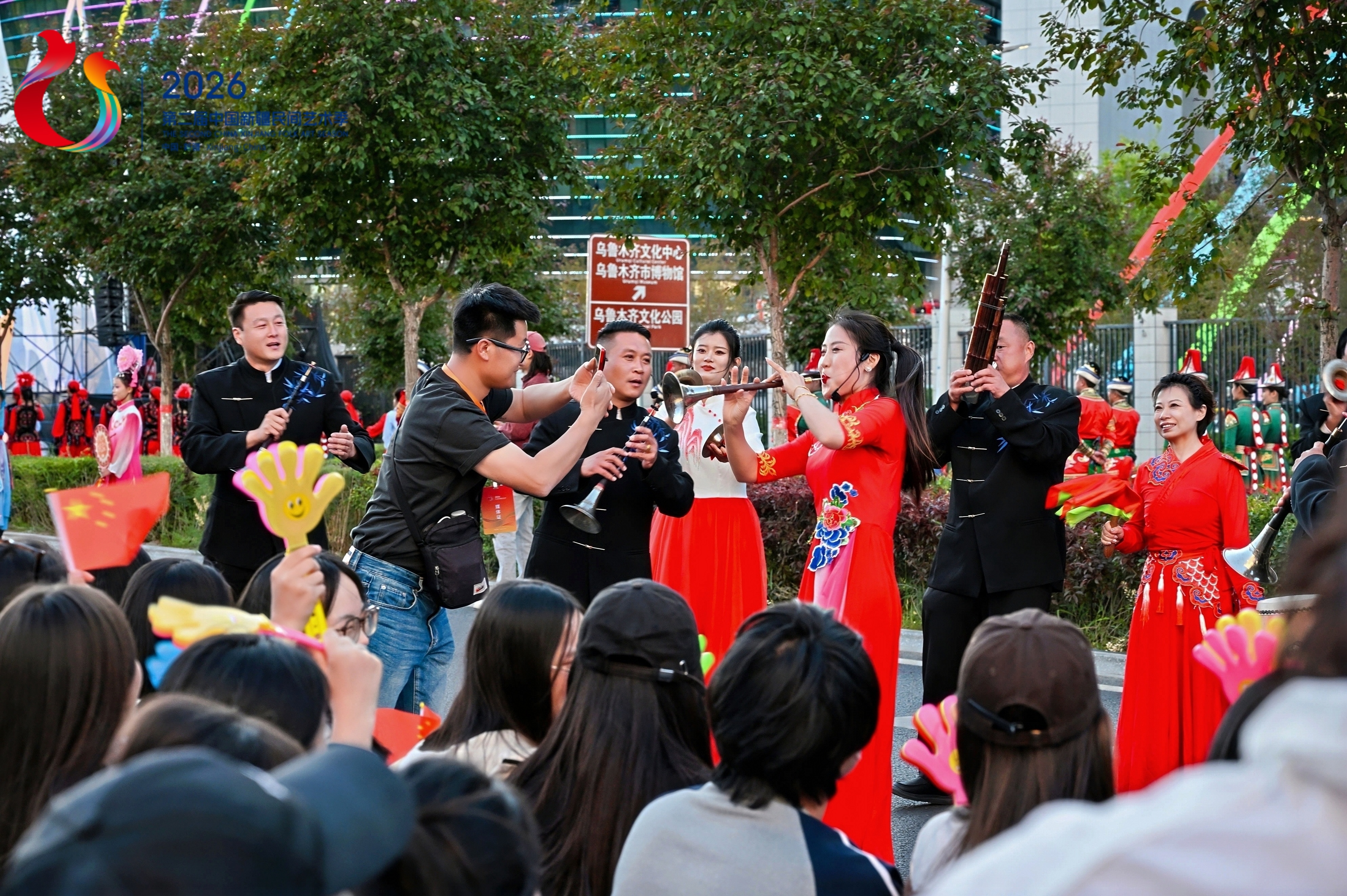 第二届中国新疆民间艺术季让民间艺术走出街巷，让艺术拥抱生活。精彩演出、主题展览、