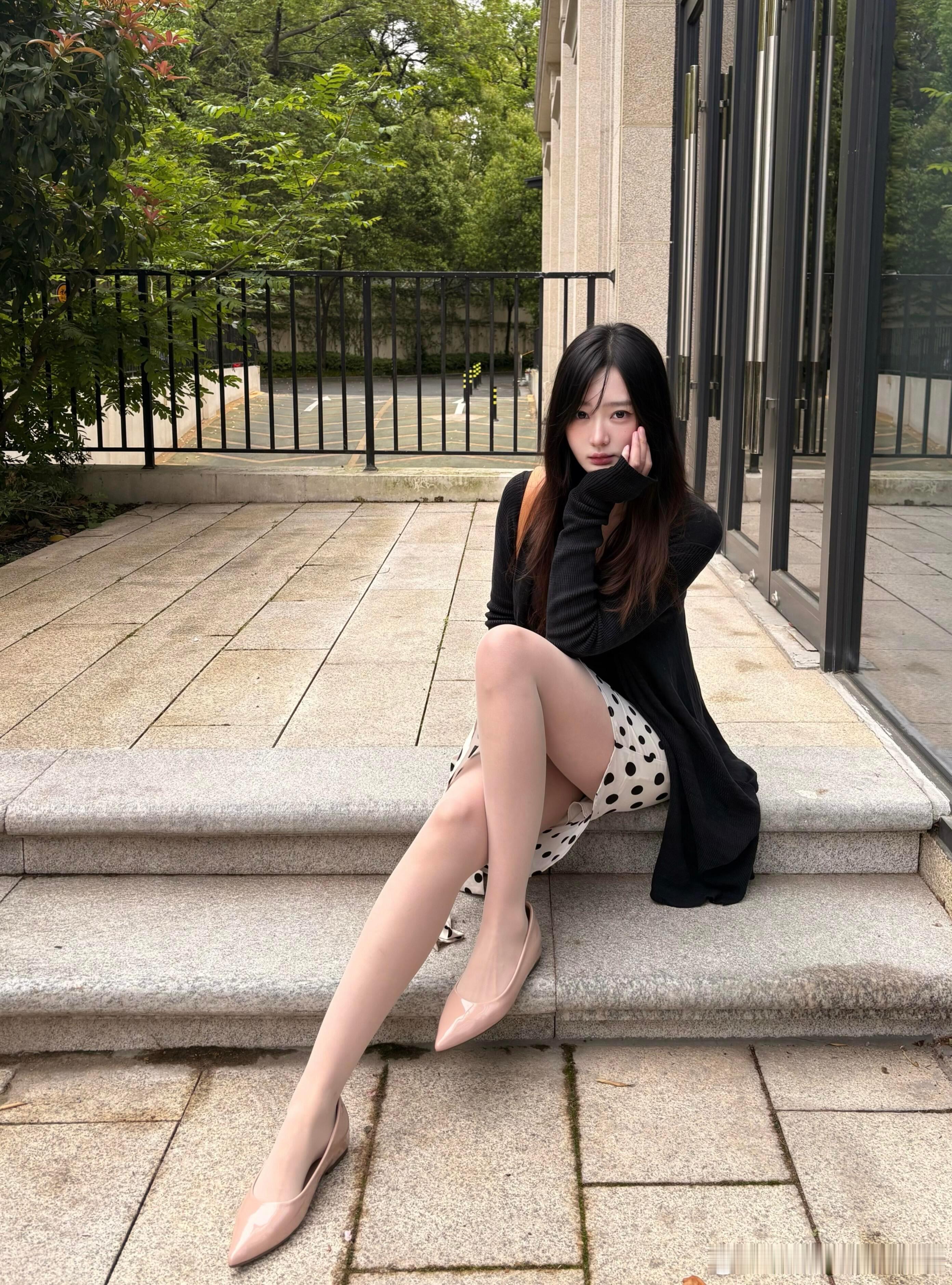 出彩的不是波点裙，而是平底鞋与丝袜~ 