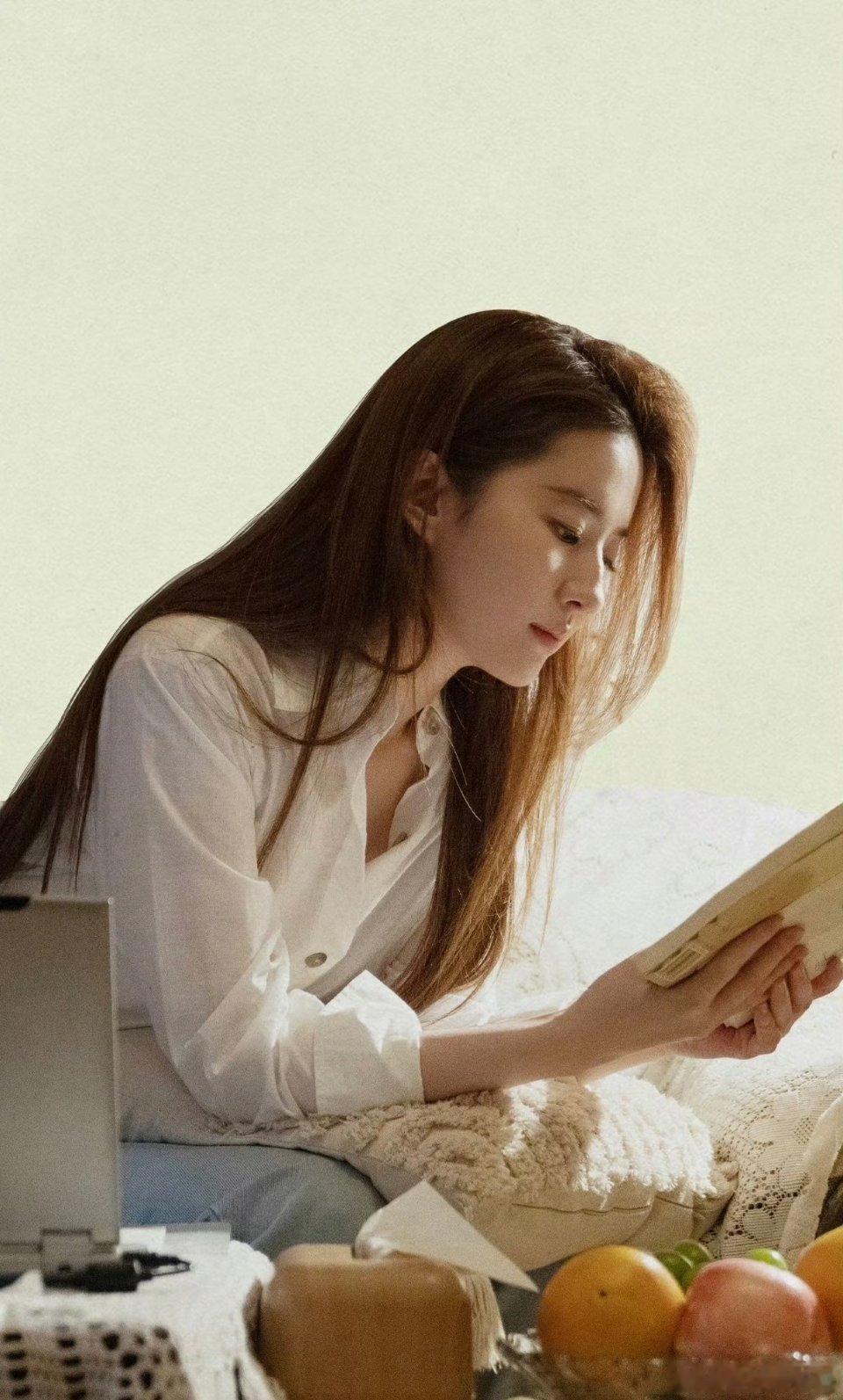 刘亦菲 富有且大方女神就是美、业务好赚钱还乐于分享谁能不爱？ 