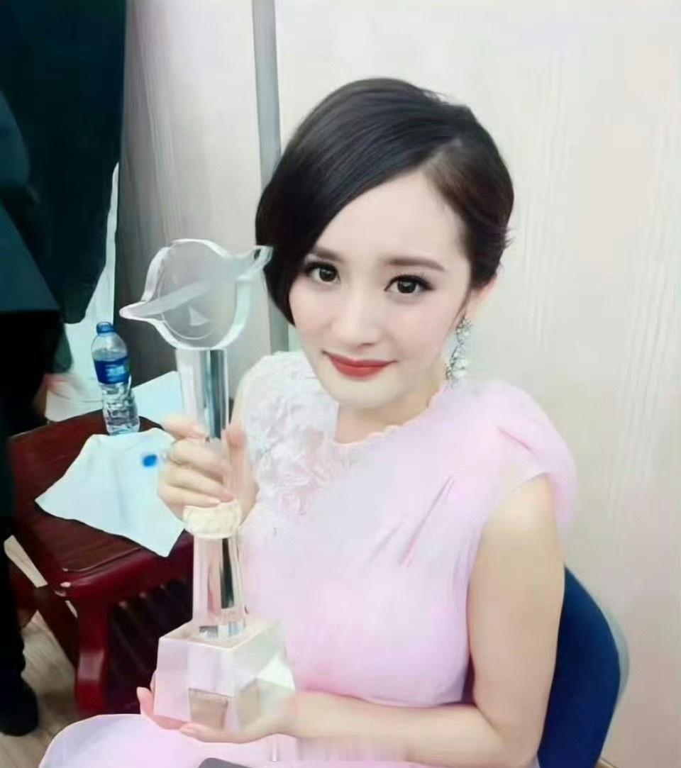 不可能掉提！杨幂此前就拿过金鹰视后！如若本次能够摘奖便是二封！静待第33届金鹰奖