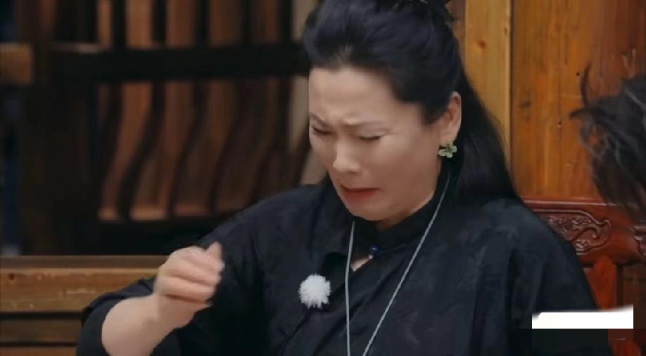 是什么食物让何赛飞当着宁静等人的面失控吐掉，更是直言道：“这味道太令人发指了。”