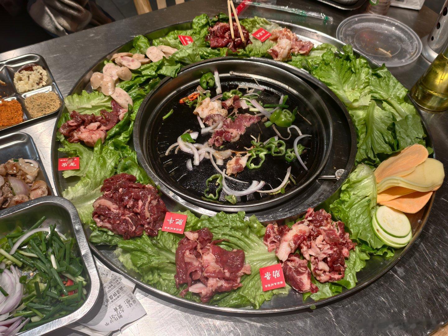 昨天刚吃的烤肉，特地加了一盘苹果片烤现在才发现原来大家是直接混着吃，不上烤盘上啊