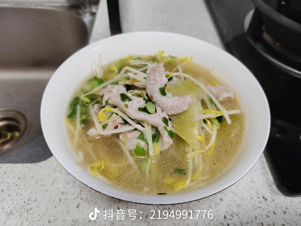 咸菜豆芽猪肉汤
这算是潮汕的特产美食吗[大笑]