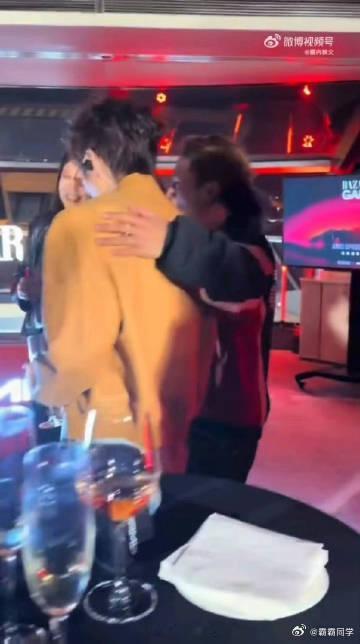 周震南搂着苏翊鸣唱BBB 没想到有一天，奥运冠军和rapper的合体能这么和谐，