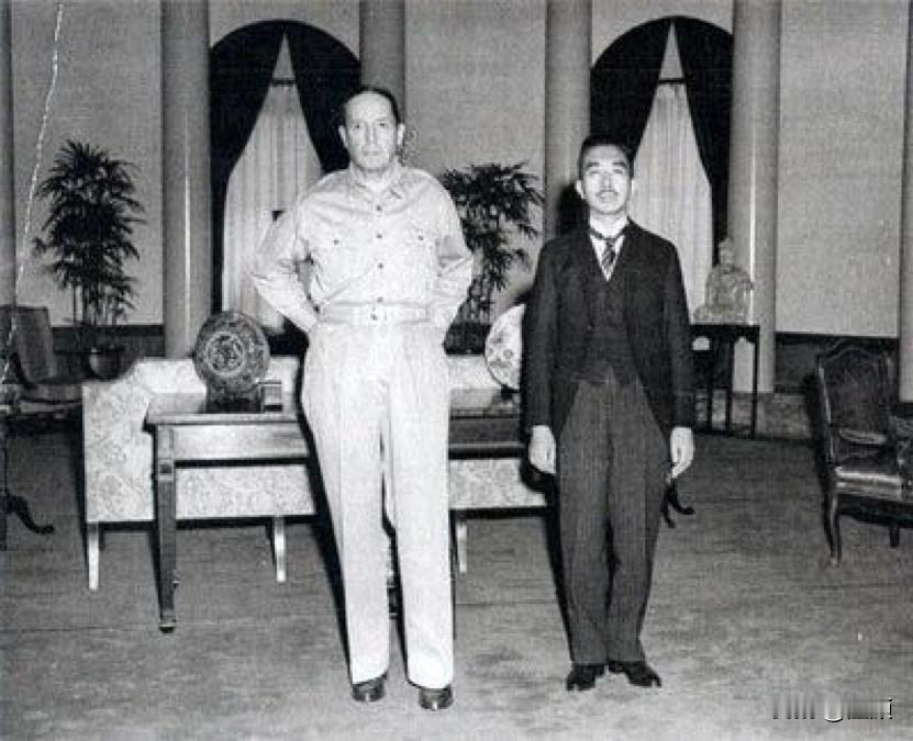 不打领带、一身便装的麦克阿瑟与身着正装的天皇合影…
照片中身材高大的麦克阿瑟穿着