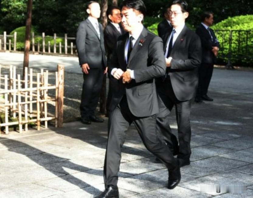 日自民党为啥如此顽固，8月15号，不顾各国反对必须拜呢？
难道是信仰？
根本不是