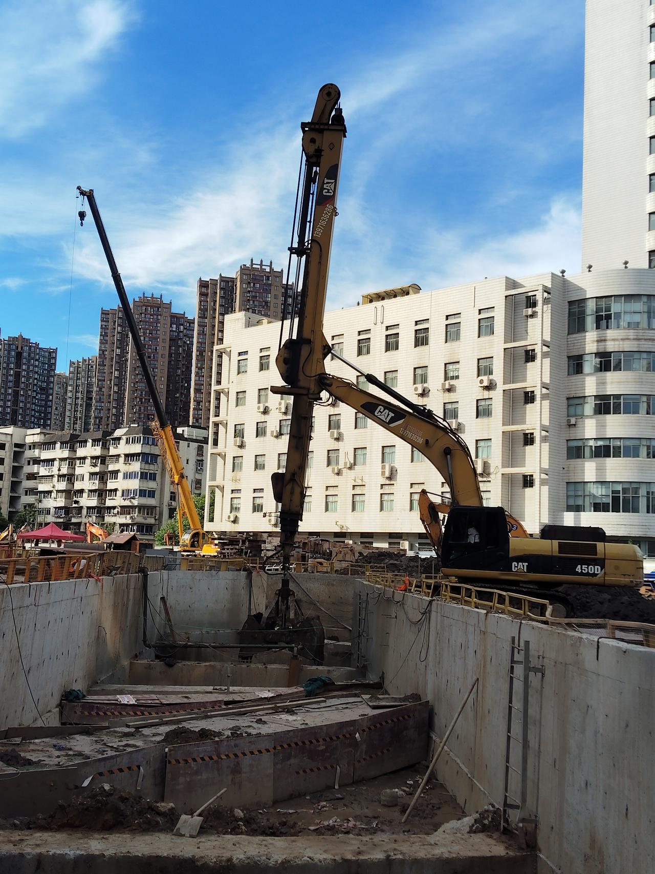 我终于弄明白12号线和平大道园林路路口这个大水槽有什么用途。
  有很多人不解这