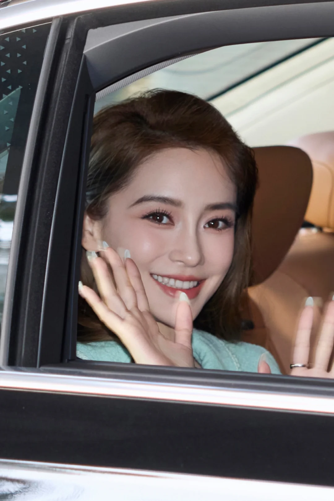 穿薄荷绿小香现身卡塔尔观赛的Angelababy