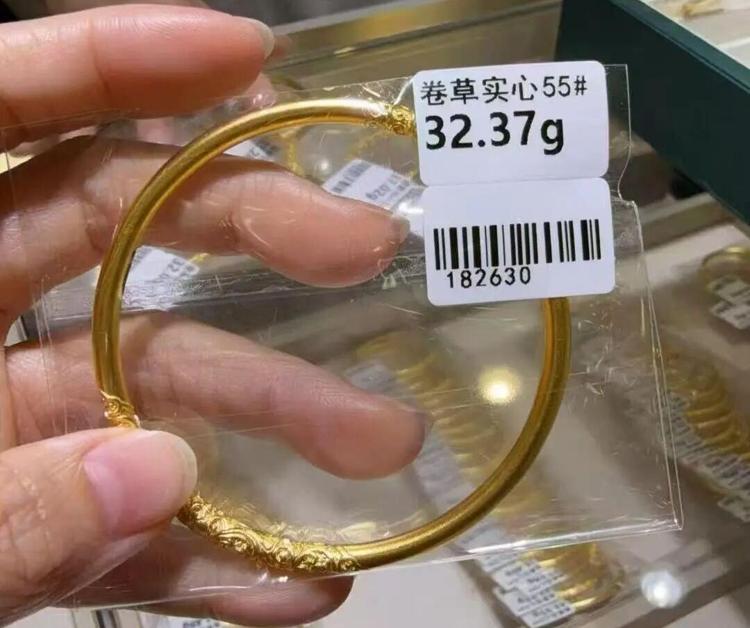 国庆将至，金价大跳水！大家习惯买涨不买跌，想买大金镯，金价还会继续跌吗？
今天是