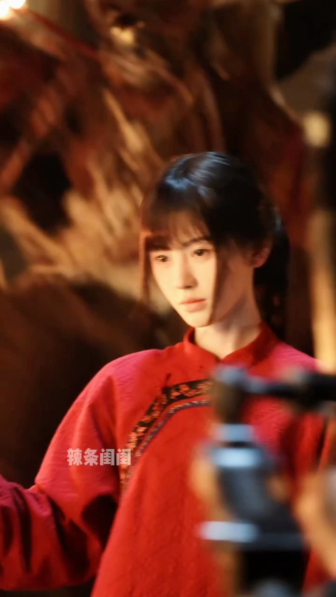 🪞鞠婧祎| 万花世界小鞠这套造型虽然灯火通明，还是暖色调，但就是很鬼魅，上一个