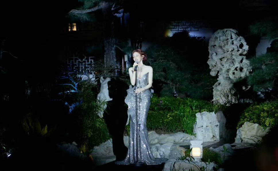 李昀锐宋雨琦晚宴表演宋雨琦就这样淡淡的，但是美的很曼妙。 