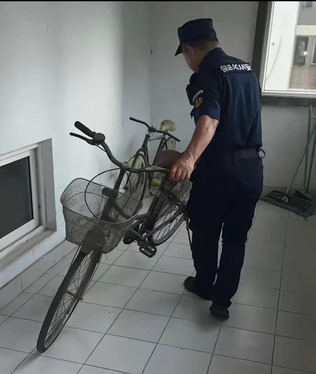 早上保安小李巡查楼内，发现一楼业主又把自行车放在楼道里了。小李上报班长，班长指示