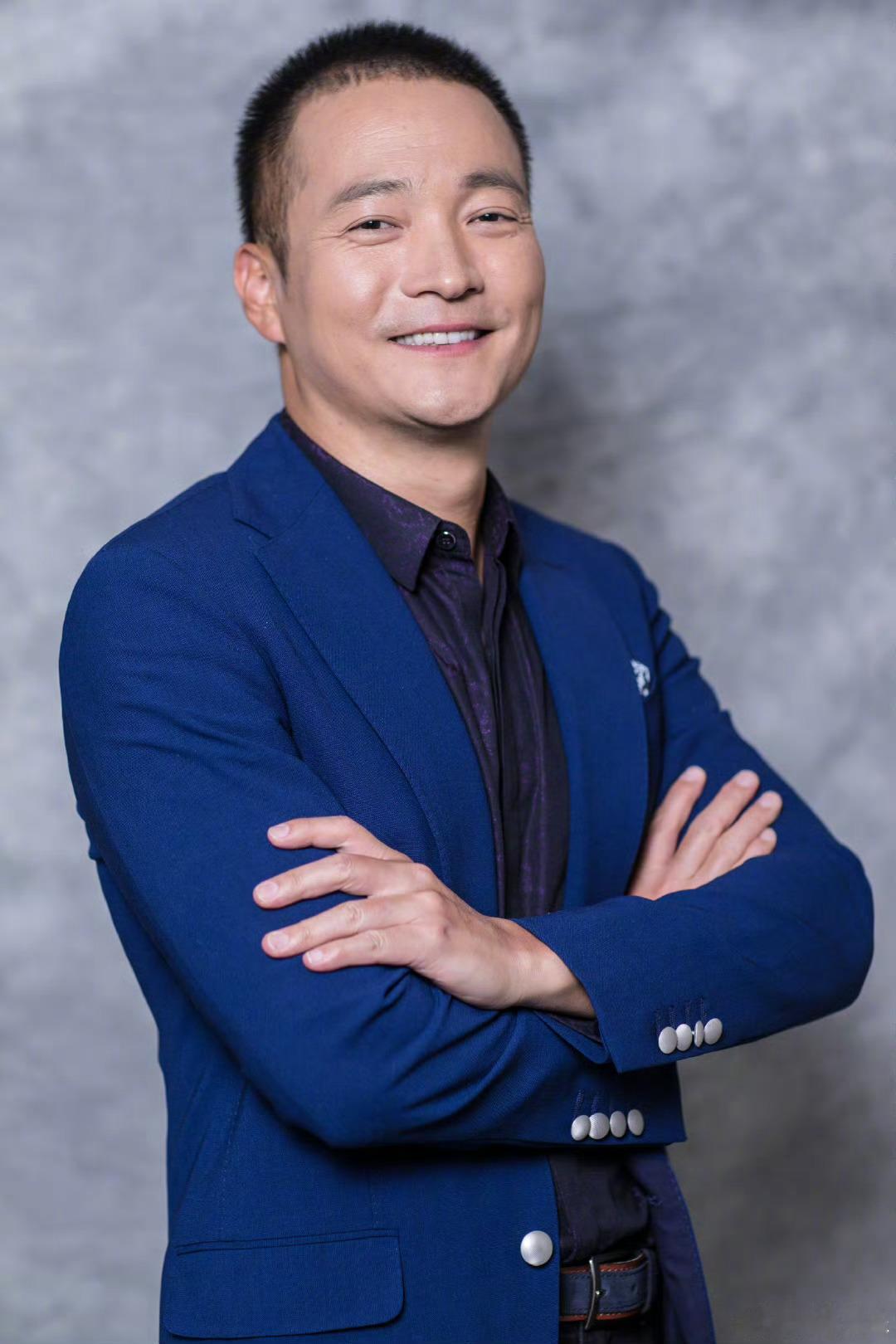 八卦媒体拍到喻恩泰与律师张敏进一起吃饭，挽手回酒店，互动亲密。而张敏进丈夫发现了