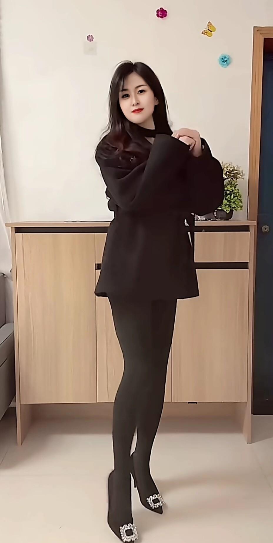 优雅黑裙穿搭，尽显都市女性魅力！👗👠