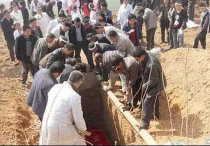 土葬不一定是最好的！人死后身体还是活的，99%的人根本不知道，其实人在死后埋入地