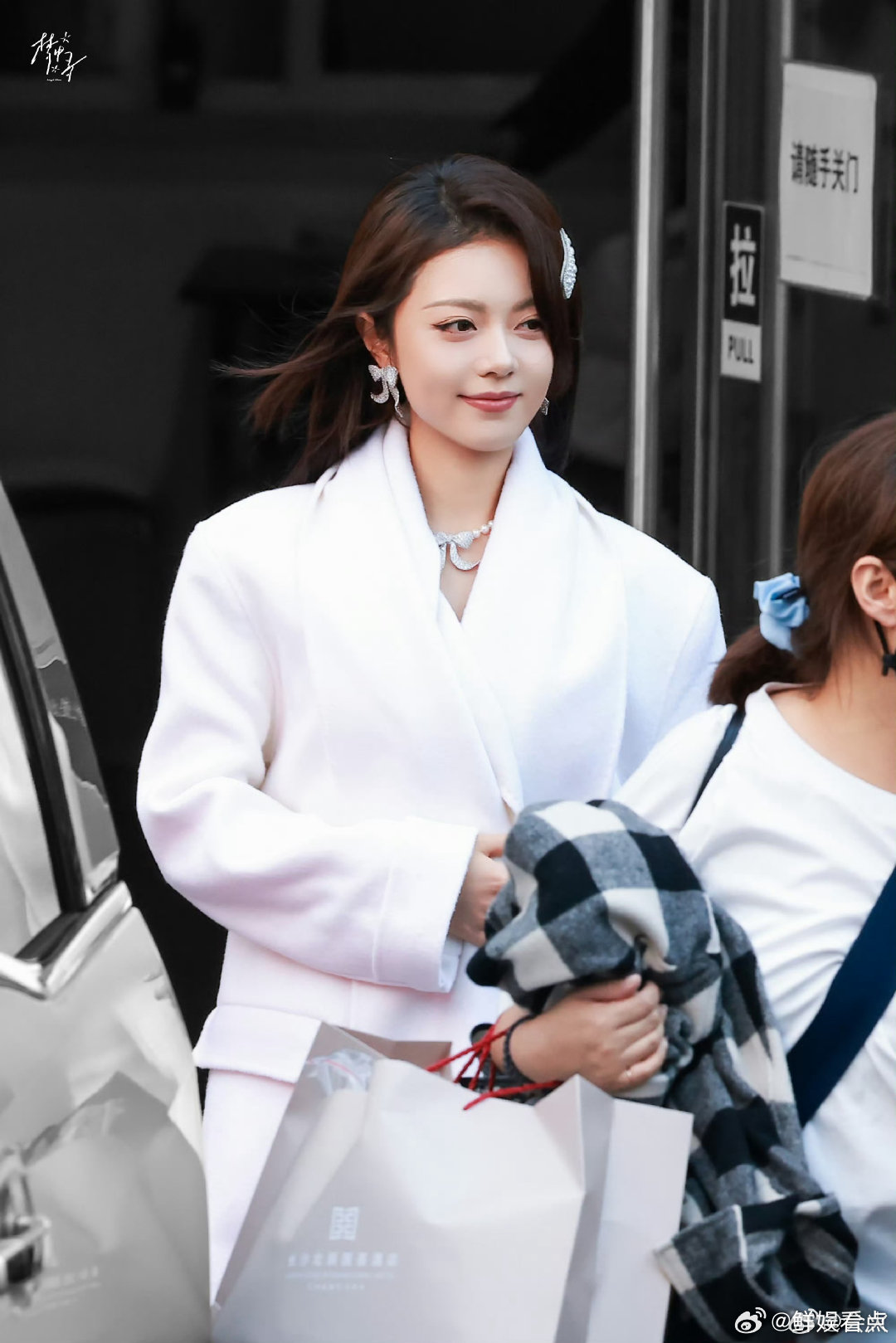 冬季穿搭灵感get！赵今麦的白色大衣简约高级，搭配不同内搭就能穿出多种风格，既能