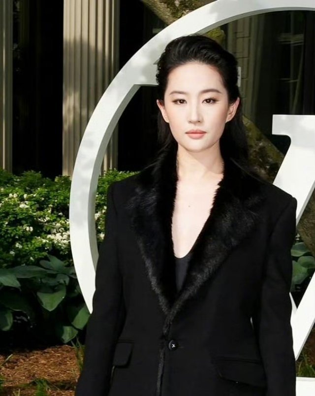 刘亦菲出席Louis Vuitton 2027早春时装秀，一身利落飒爽的西装造型