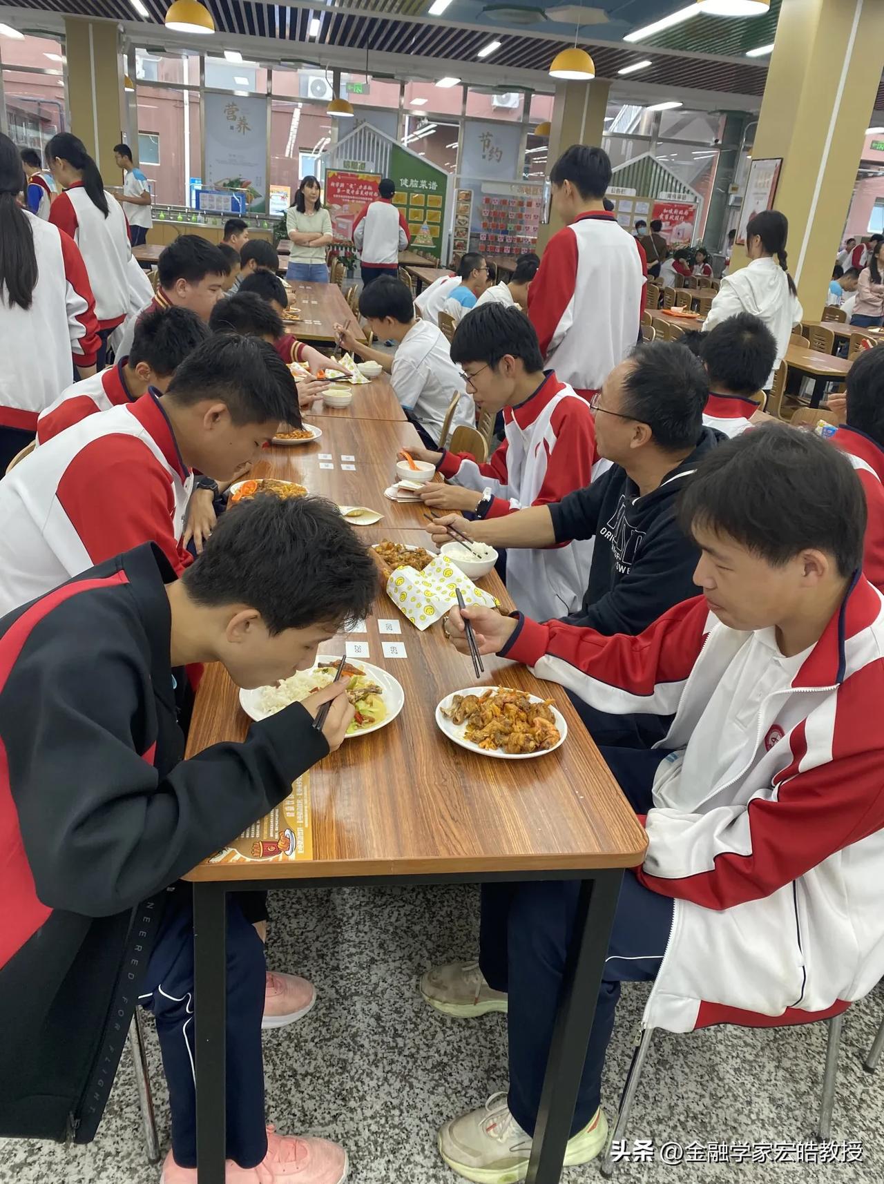 看看今天北京海淀区某公立中学的午餐，学校食堂每周菜谱不一样，可供选择非常多，孩子