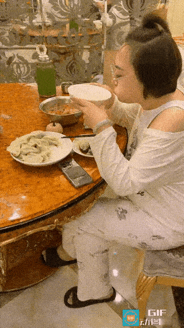 你猜她是把饺子拿去扔掉还是给他老公吃？[奸笑]