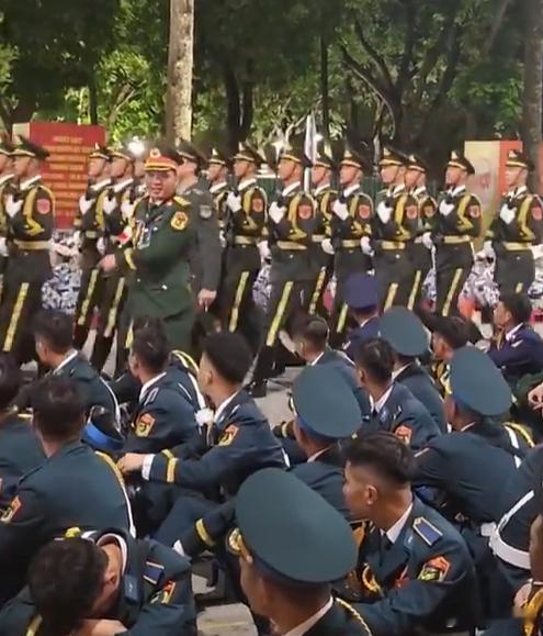 越南碧桂园五星上将们仰望中国仪仗队你看看人家，再看看你们！ 解放军仪仗队亮相越南