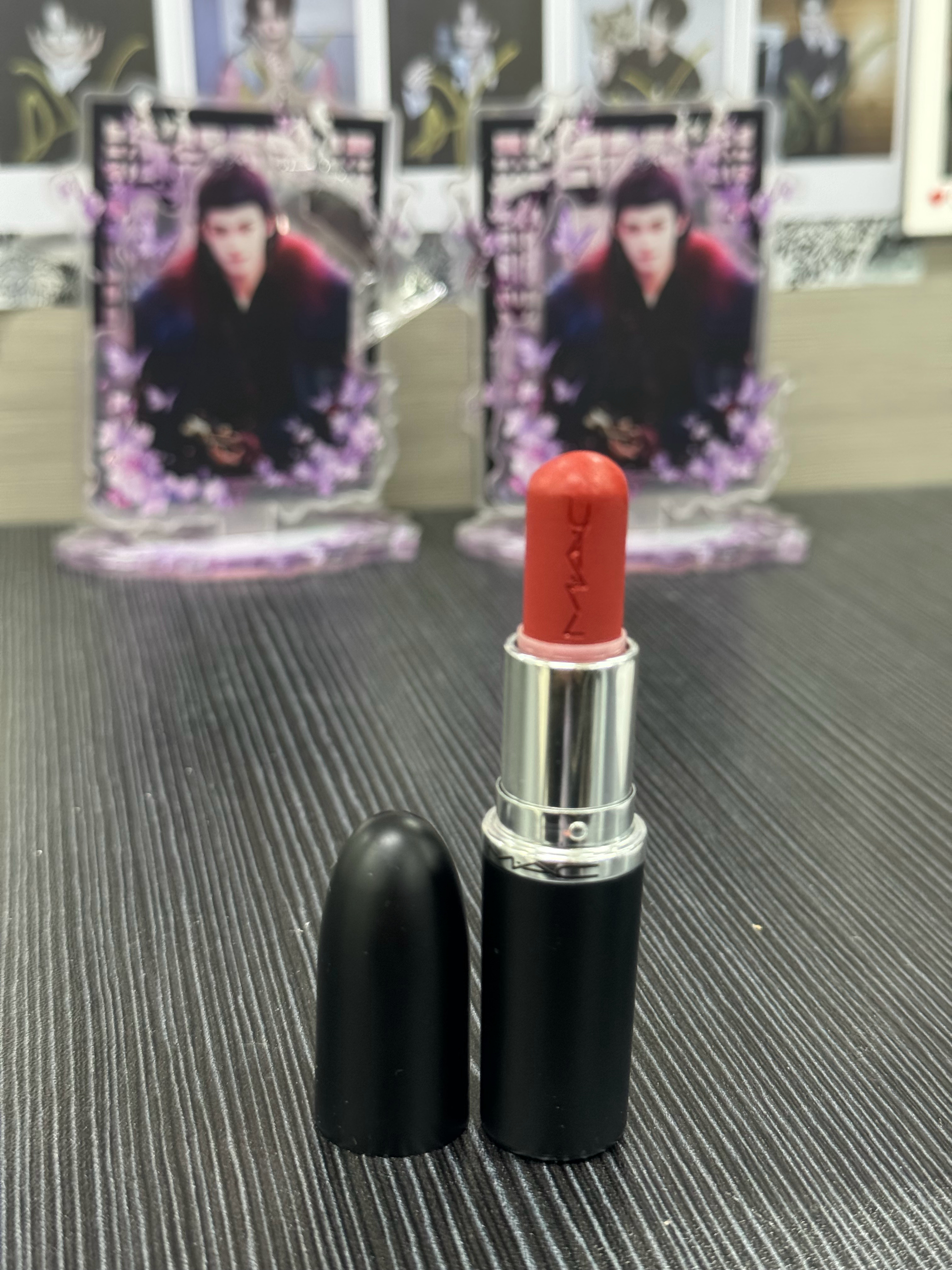 我感觉我已经把mac大辣椒用成滋润款了，和大女主一样完全不觉得干，也完全不需要涂