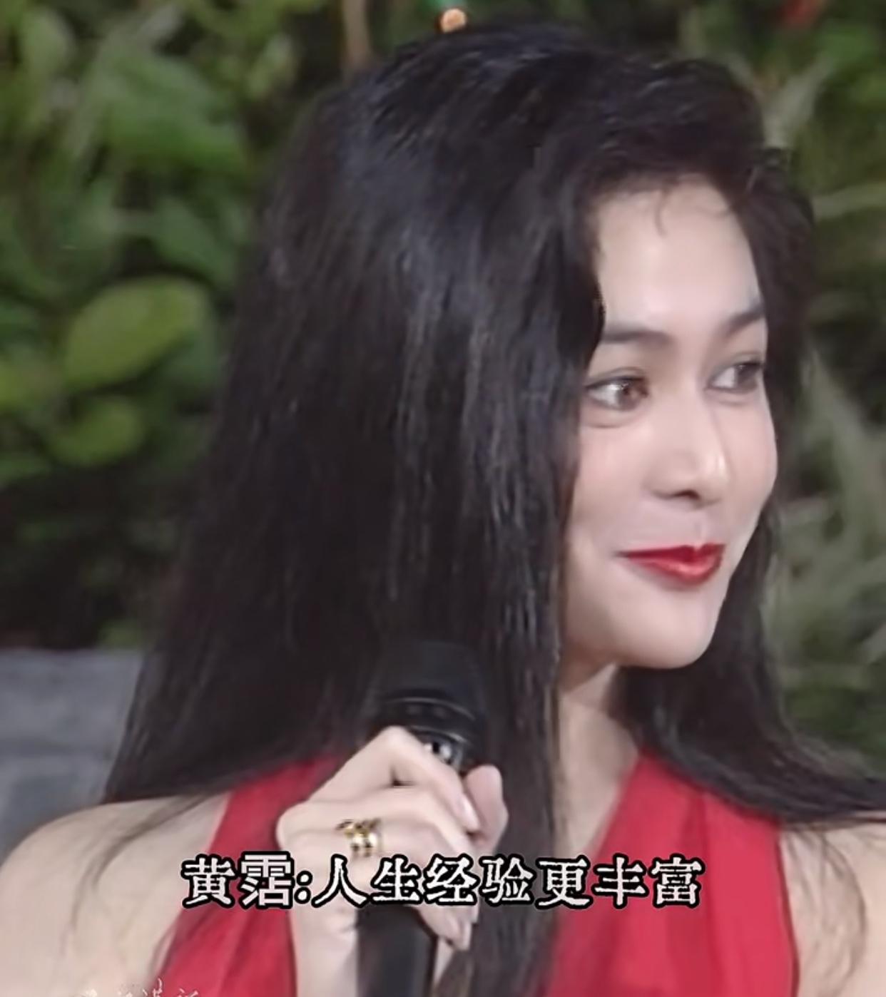 从一段老影像里截了两张，
太美了，
没有美颜和修图的年代这真的就是肤如凝脂整个人