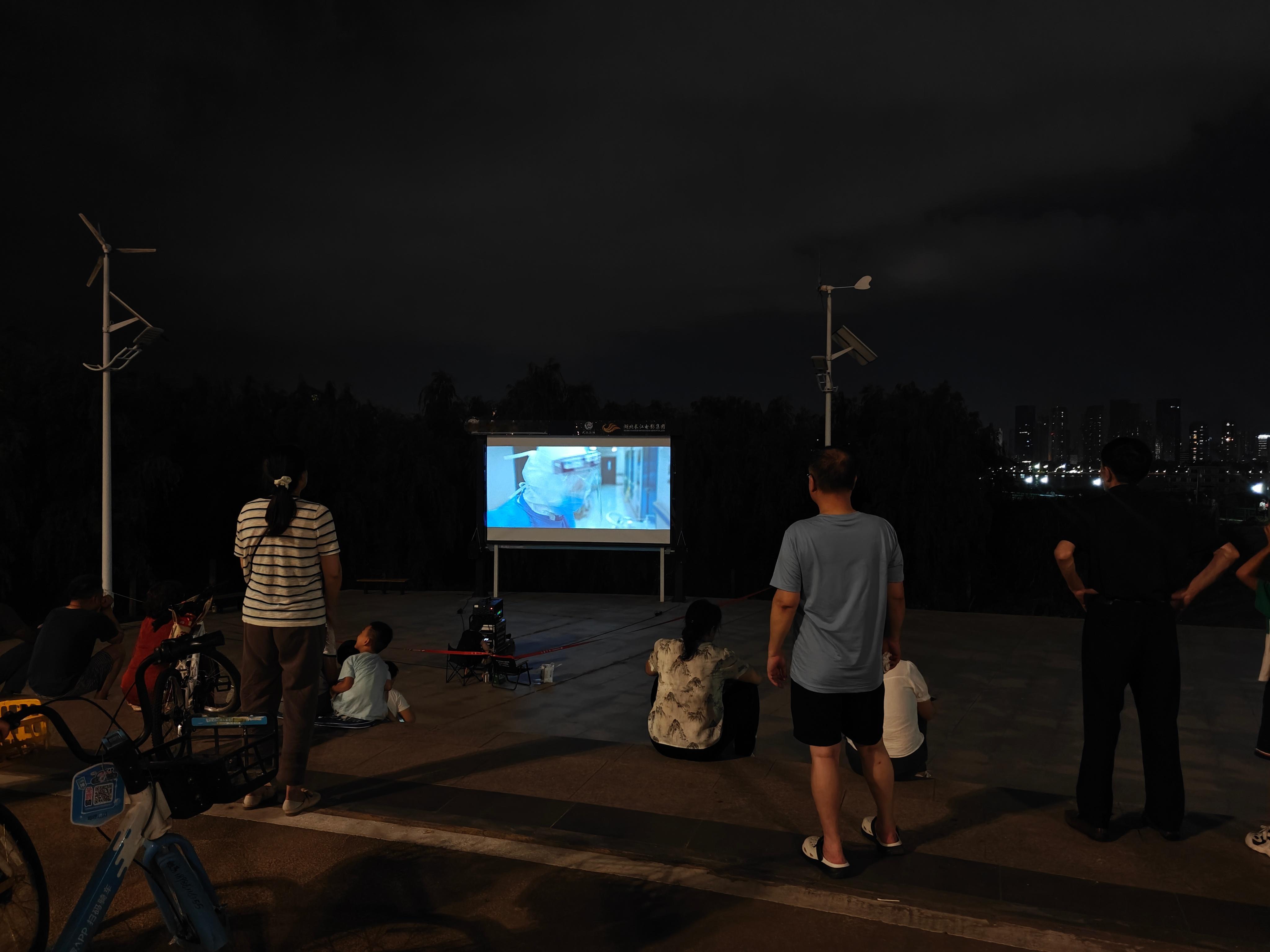武汉夜生活还是非常丰富的居然还有露天电影(☉ω☉)⊃🍿生活气息扑面而来小小运动