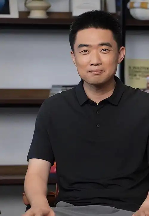 李想称智能车下一阶段是机器人智能车开得再溜，也只是个“车”。下一站，它得长手长脚