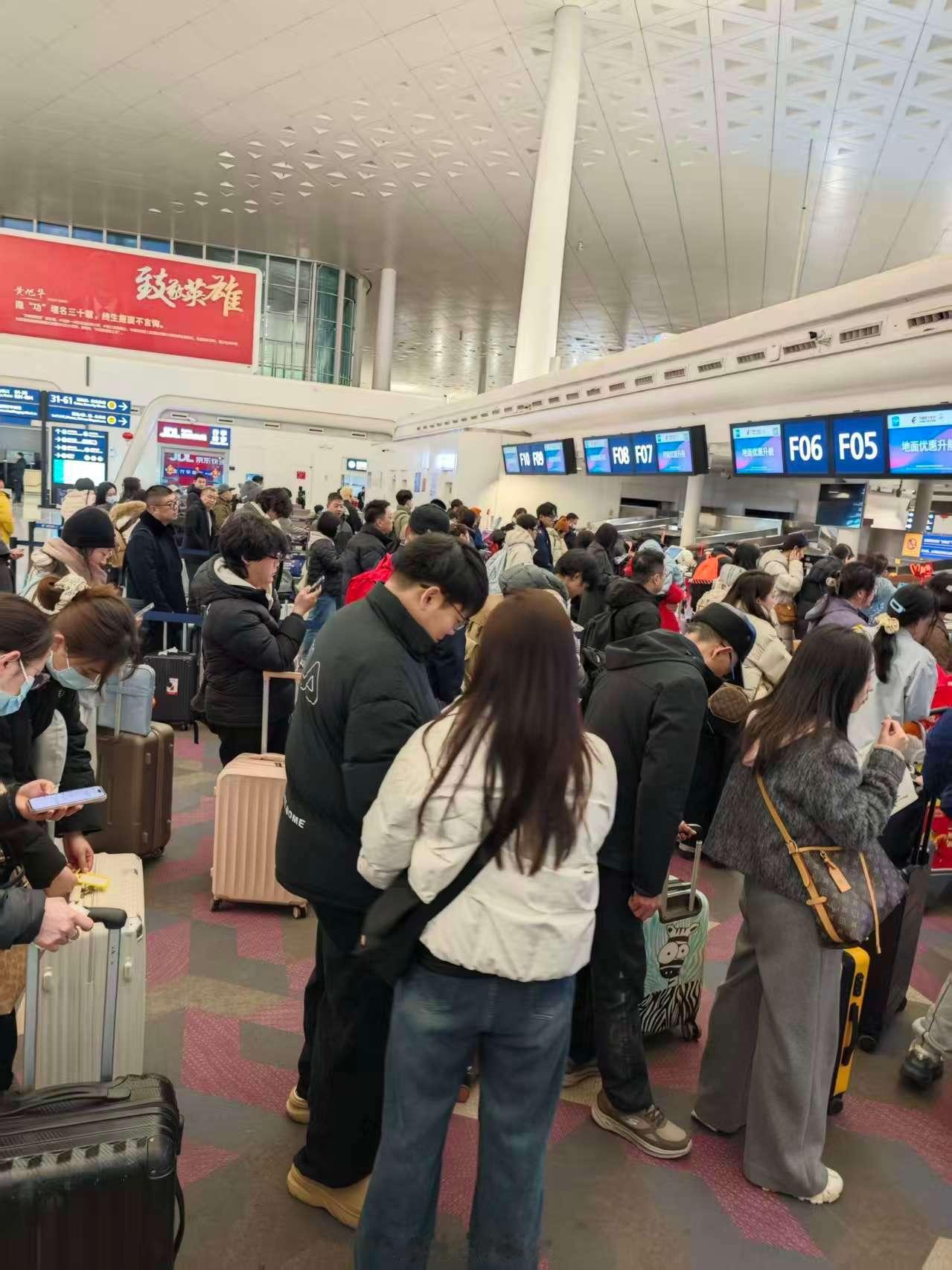 今天除夕机场人还不少还有没到家的吗？ 